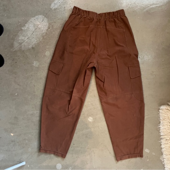 Lululemon Light Utilitech Cargo Pocket High Rise Pant in Roasted Brown - Picture 8 of 9